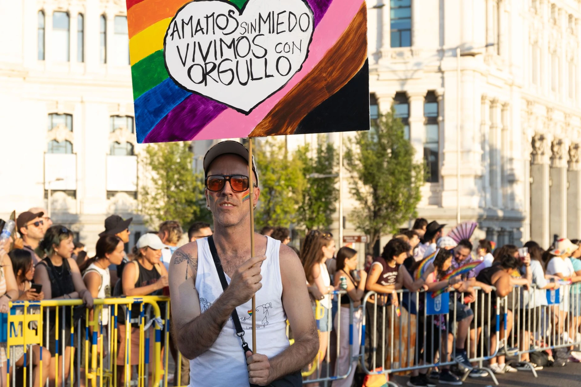 Voluntario de la Fundación lleva una pancarta durante el Orgullo 2026