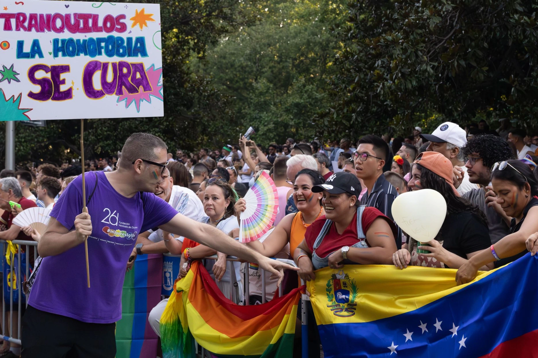 El equipo técnico de la Fundación interactúa con la gente que se agolpa en las calles