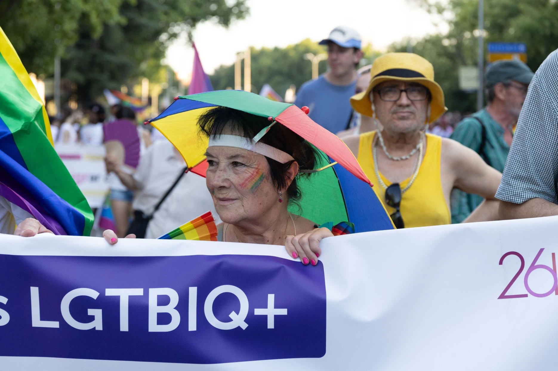 Señora de la Fundación lleva marcha con la pancarta durante el Orgullo 2026